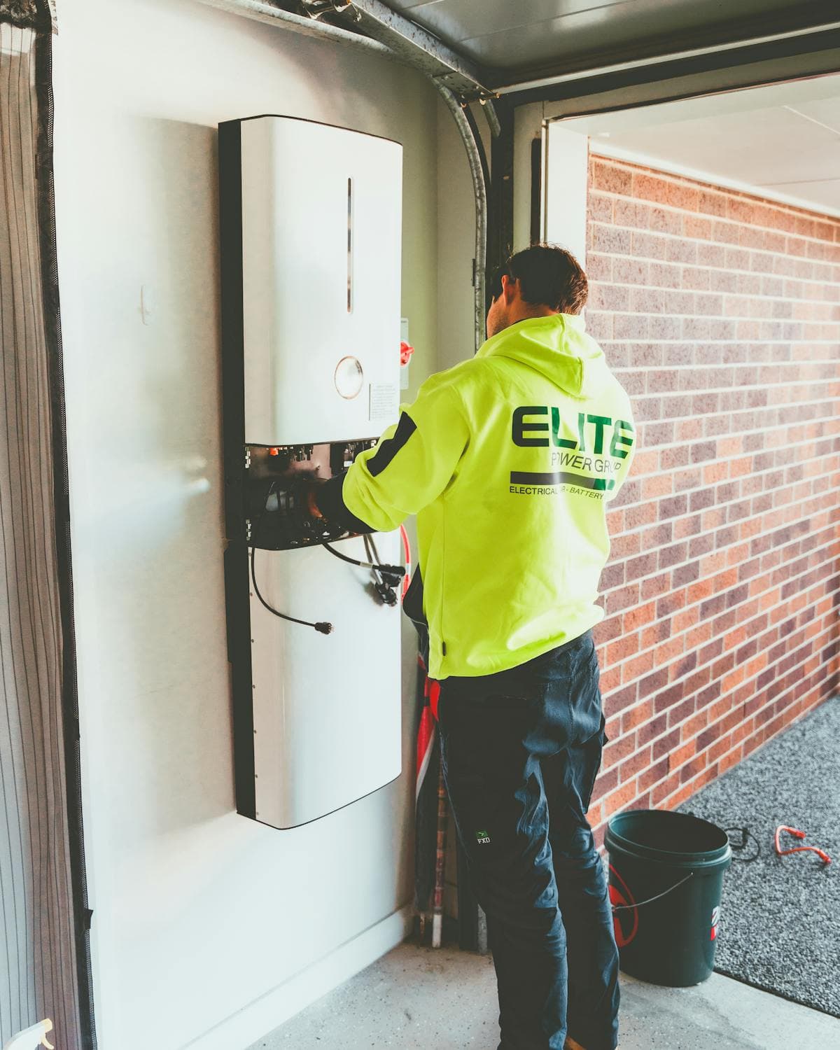 Elektricien installeert batterijomsysteem in een woning