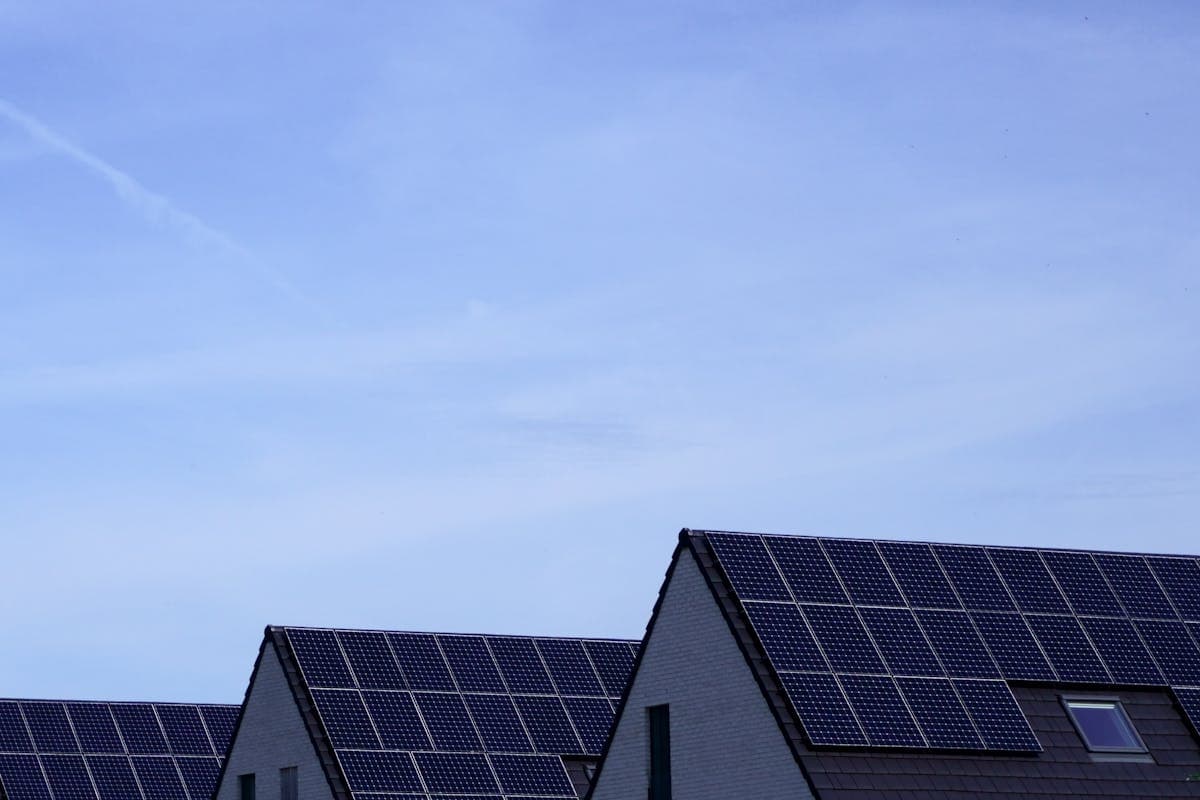 Gedetailleerd beeld van zonnepanelen op een dak met groene energie