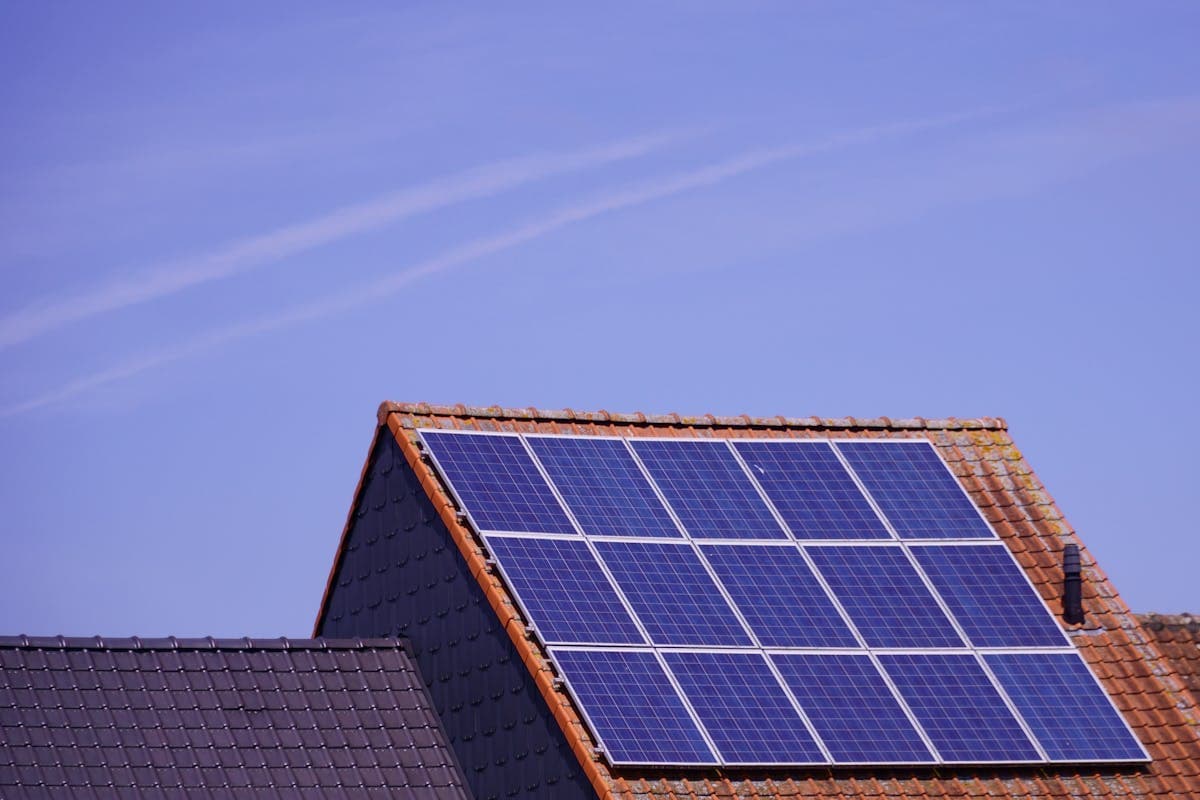 Zonnepanelen op een schuin dak van een woning