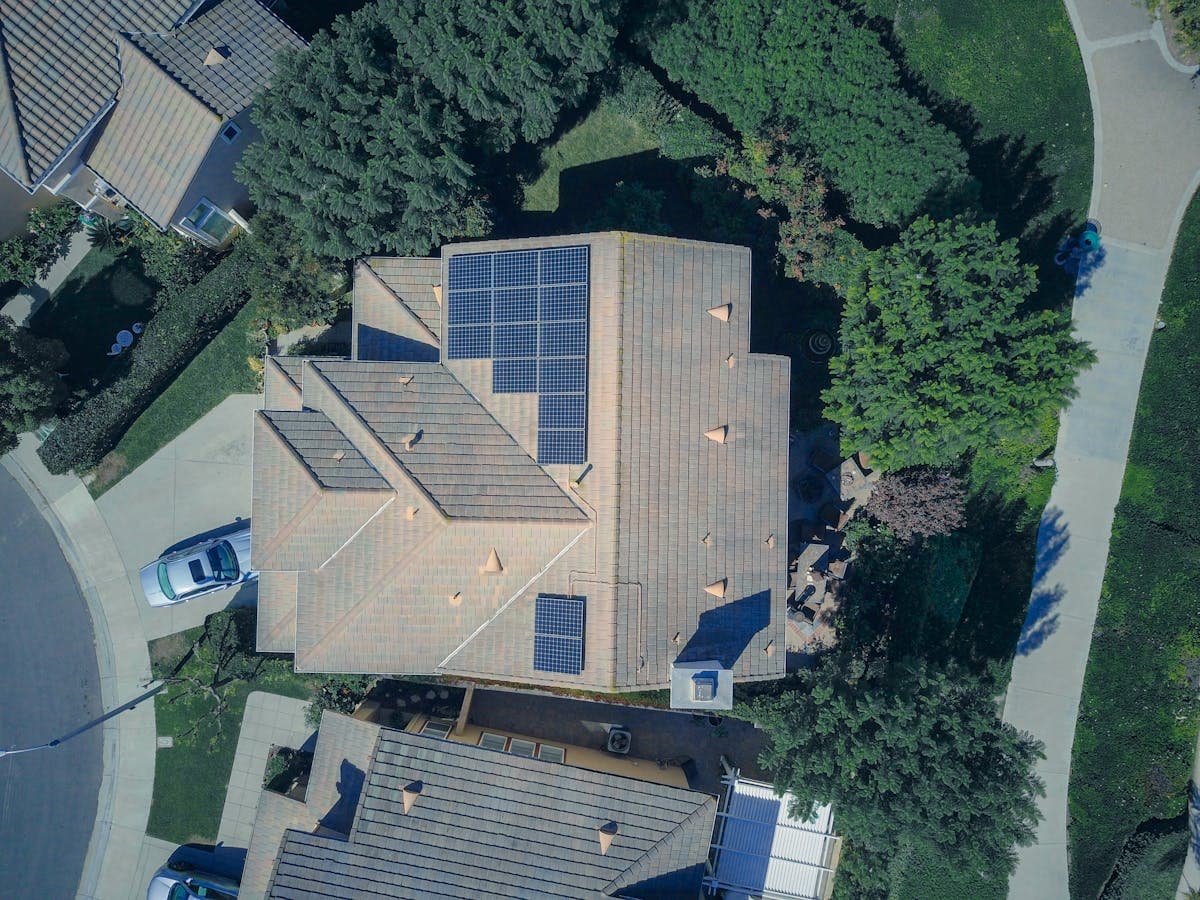 Luchtfoto van moderne woonwijk met zonnepanelen op daken